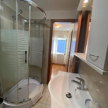 룸즈 베이스 3* 스플리트