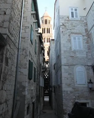 Base Affittacamere 3*